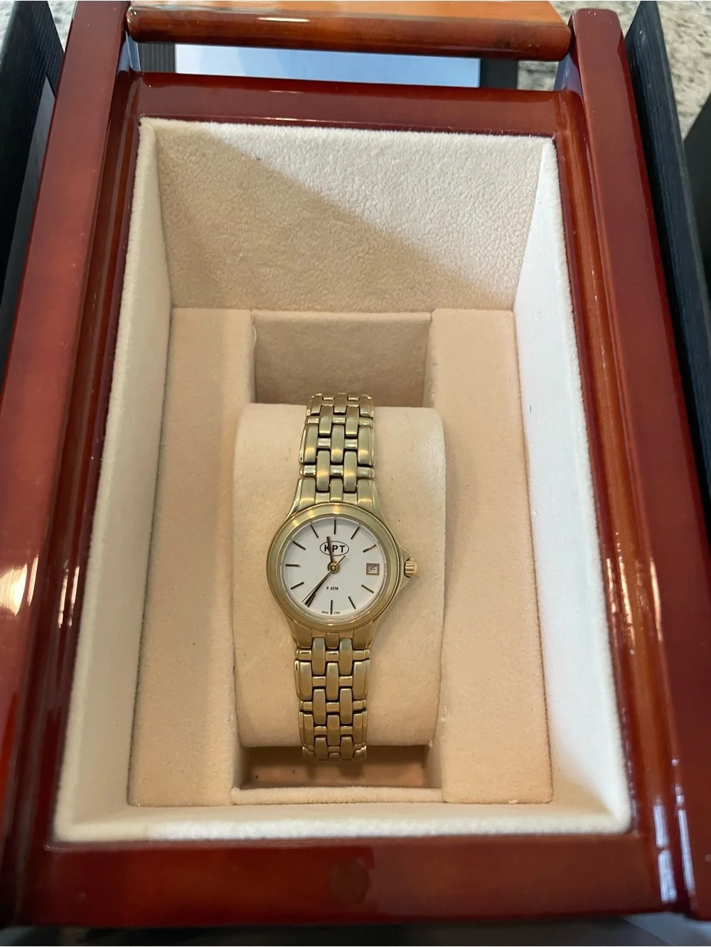 Gold-Tone Women’s Bracelet Watch with White Dial Quartz and stainless steel